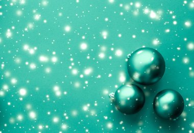 Kar glitter, lüks ile yeşil arka plan üzerinde Noel baubles 