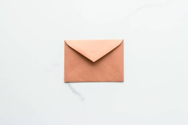 Mermer yatık arka planda boş kağıt zarflar, tatil posta