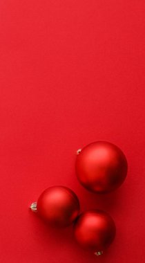 Kırmızı flatlay zemin, lüks kış tatili noel baubles