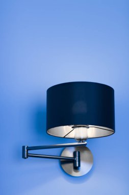 Bir odada gümüş lamba, zarif modern ev dekor aydınlatma