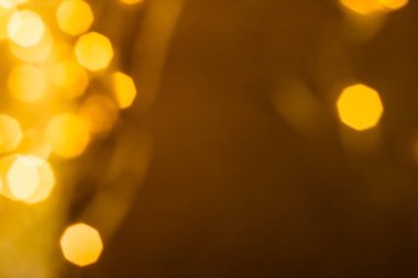 Göz kamaştırıcı altın, pırıl pırıl, lüks tatil geçmişi.