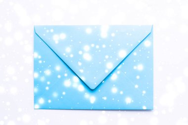 Kış tatili parlak kar f ile mermer üzerinde boş kağıt zarflar