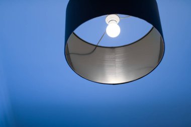 Bir odada gümüş lamba, zarif modern ev dekor aydınlatma