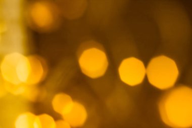 Göz kamaştırıcı altın, pırıl pırıl, lüks tatil geçmişi.