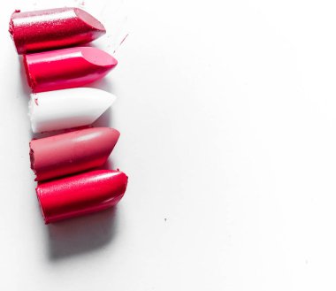 Beyaz arka planda yalıtılmış kesilmiş ruj yakın çekim
