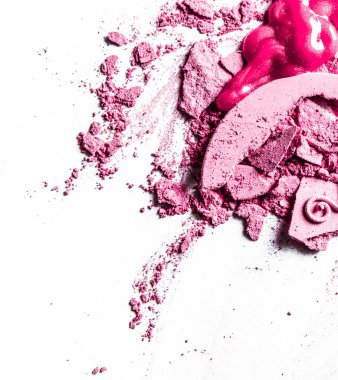 Beyaz arka plan müziği üzerinde yalıtılmış ezilmiş göz farı, ruj ve toz