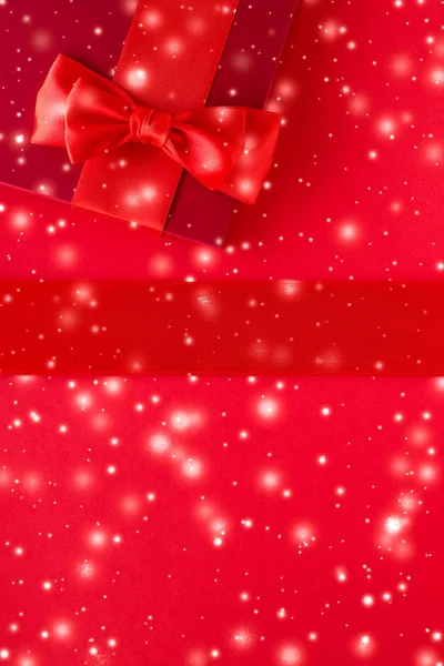 Зимові святкові подарунки та сяючий сніг на червоному тлі, Крайстмас — стокове фото