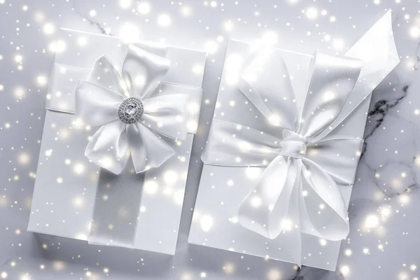 Luxury holiday gifts with white silk bow and ribbons on marble b — Stock Photo, Image