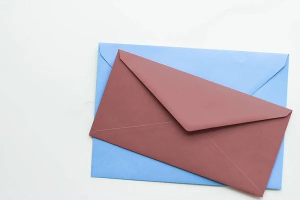 Puste koperty papierowe na tle marmuru, wakacje mail — Zdjęcie stockowe