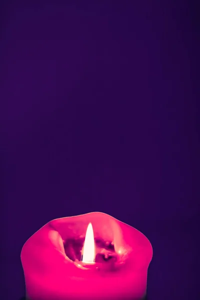 Розовая праздничная свеча на фиолетовом фоне, роскошный дизайн бренда — стоковое фото