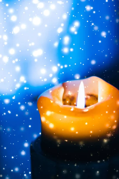 黄色节日蜡烛在蓝色闪闪发光的雪背景，卢徐 — 图库照片
