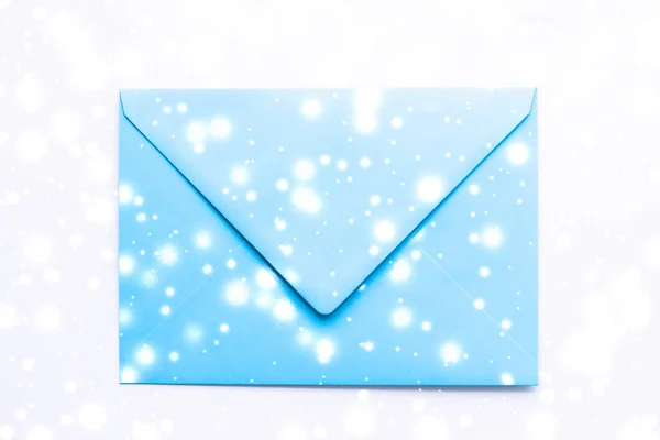 光沢のある雪と大理石の冬の休日の空白の紙の封筒 — ストック写真