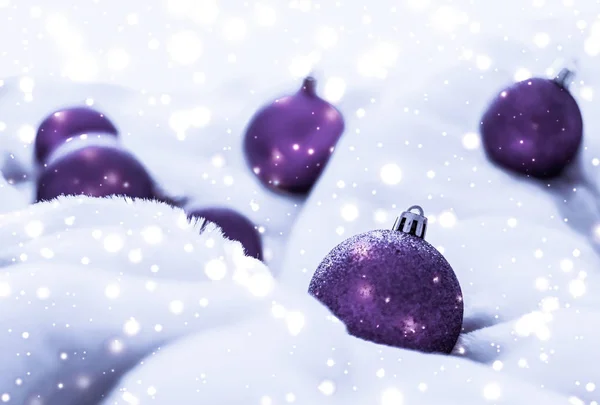Βιολετί Χριστουγεννιάτικα στολίδια σε χνουδωτή γούνα με γκλίτερ χιονιού, πολυτέλεια — Φωτογραφία Αρχείου