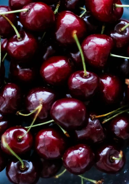 Fresh sweet cherries, juicy cherry berries fruit dessert as heal — Stock Photo, Image