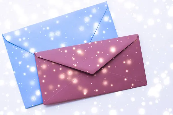 반짝이는 눈 f와 대리석에 겨울 휴가 빈 종이 봉투 — 스톡 사진