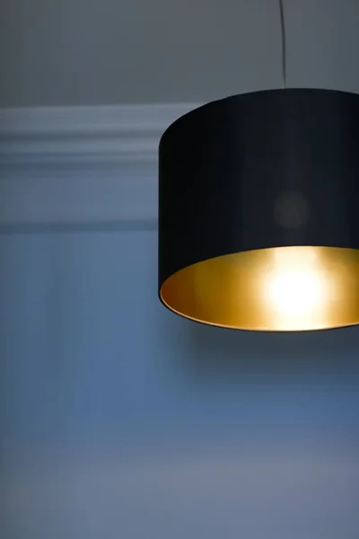 Lampe dorée dans une chambre, élégant éclairage de décoration moderne — Photo