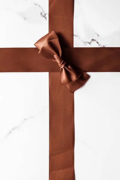 Fita de seda marrom de chocolate no fundo de mármore, flatlay — Fotografia de Stock