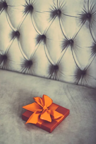 Вінтажна розкішна святкова помаранчева подарункова коробка з шовковою стрічкою та бантом , — стокове фото