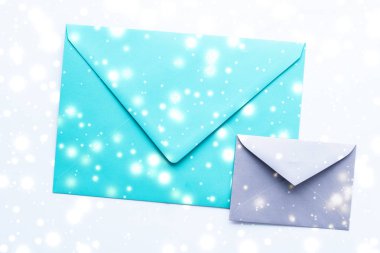 Kış tatili parlak kar f ile mermer üzerinde boş kağıt zarflar