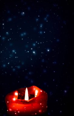 Koyu pırıl pırıl kar arka plan üzerinde kırmızı tatil mum, lüks 