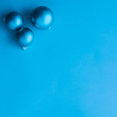 Mavi flatlay fon üzerinde Noel baubles, lüks kış holida