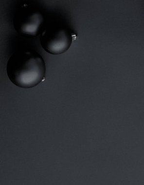Siyah flatlay fon üzerinde Noel baubles, lüks kış holid