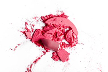 Beyaz arka plan müziği üzerinde yalıtılmış ezilmiş göz farı, ruj ve toz