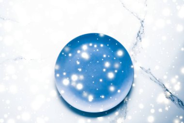 Mermer masa yatık arka planda mavi boş plaka, sofra d