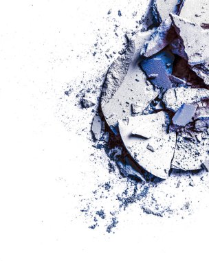 Beyaz arka planda yalıtılmış ezilmiş göz farı ve toz