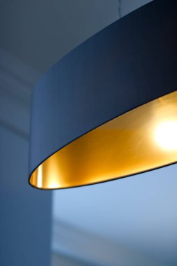 Bir odada altın lamba, zarif modern ev dekorasyonu ışıklandırması.