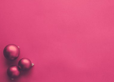 Pembe flatlay zemin üzerinde Noel baubles, lüks kış holida
