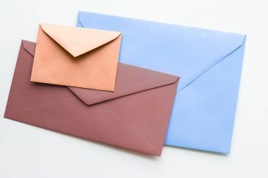 Mermer yatık arka planda boş kağıt zarflar, tatil posta