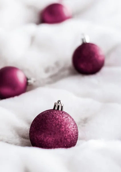 Purple Christmas baubles em fundo de pele macia branca, luxo wi — Fotografia de Stock