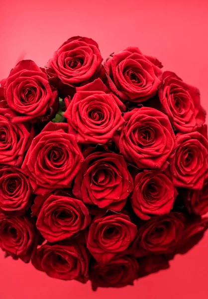 Bouquet de luxo lindo de rosas vermelhas, flores em flor como flora — Fotografia de Stock