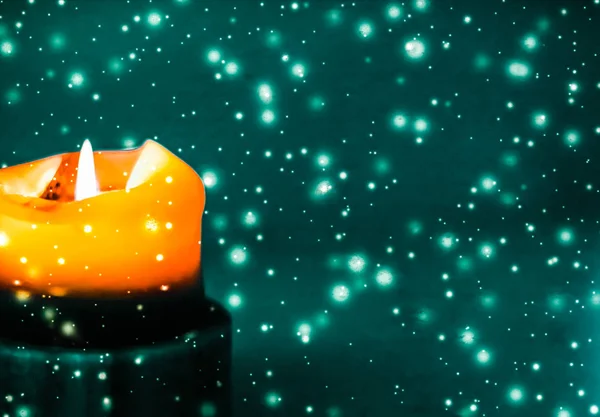 Narancssárga ünnep gyertya zöld csillogó havazás háttér, Lux — Stock Fotó