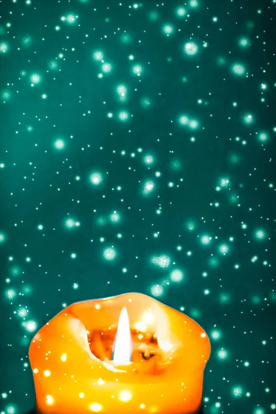 橙色节日蜡烛在绿色闪闪发光的雪背景，勒克斯 — 图库照片