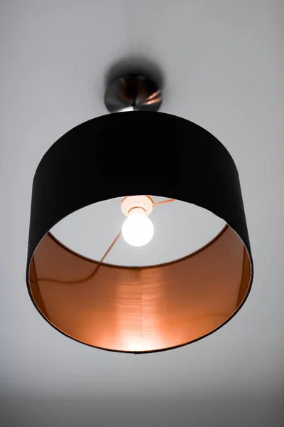 Lampa brązowa w pomieszczeniu, eleganckie, nowoczesne oświetlenie wnętrz — Zdjęcie stockowe