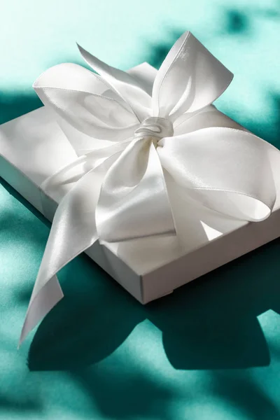 豪华节日白色礼品盒，带丝带，在埃美拉尔鞠躬 — 图库照片