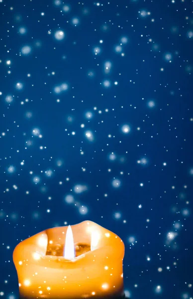 Sárga ünnep gyertyát a kék csillogó havazás háttér, LuXu — Stock Fotó