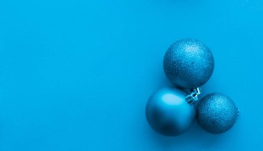 Mavi flatlay fon üzerinde Noel baubles, lüks kış holida