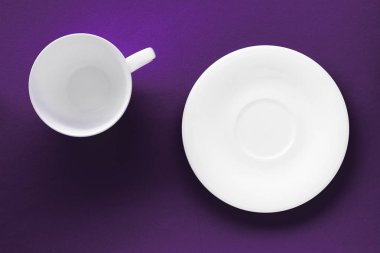 Beyaz sofra tabak seti, mor flatlay backgr boş fincan