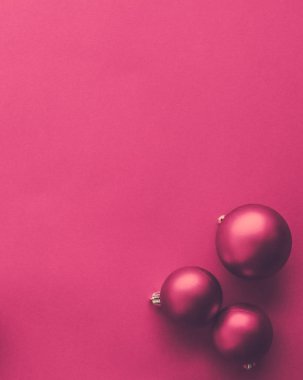 Pembe flatlay zemin üzerinde Noel baubles, lüks kış holida