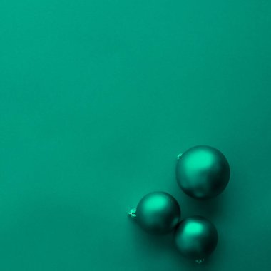 Yeşil flatlay zemin üzerinde Noel baubles, lüks kış holid