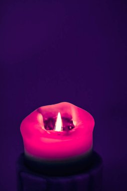 Mor arka plan pembe tatil mum, lüks marka tasarım