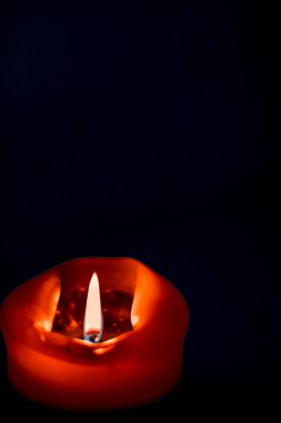 Koyu arka plan üzerinde kırmızı tatil mum, lüks marka tasarım bir