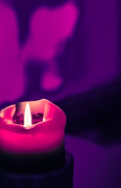 Mor arka plan pembe tatil mum, lüks marka tasarım