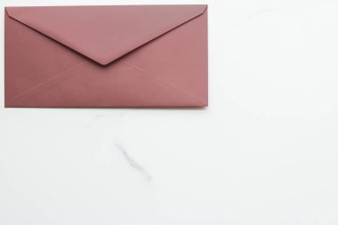 Mermer yatık arka planda boş kağıt zarflar, tatil posta