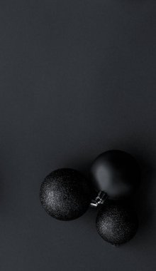 Siyah flatlay fon üzerinde Noel baubles, lüks kış holid