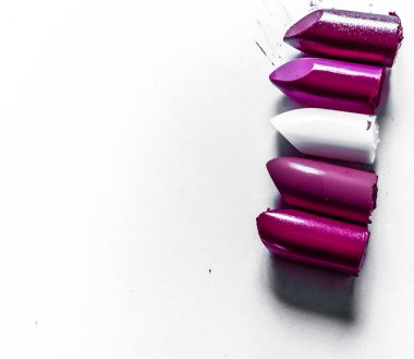 Beyaz arka planda yalıtılmış kesilmiş ruj yakın çekim