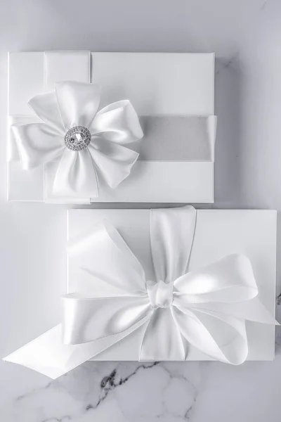 Luxury wedding gifts with silk bow and ribbons on marble backgro — Stock Photo, Image